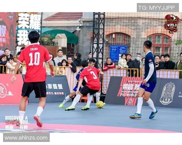 足球明星激情庆祝甩球衣瞬间回顾展现运动员热血与荣耀